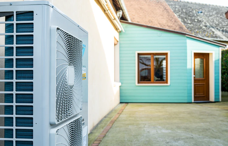 Pompe à chaleur en hiver à l'extérieur d'une maison