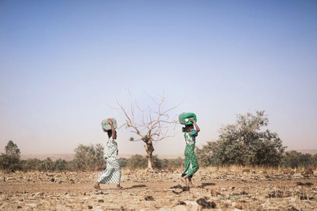 Global Water Crisis Africans Carry Water on Heads