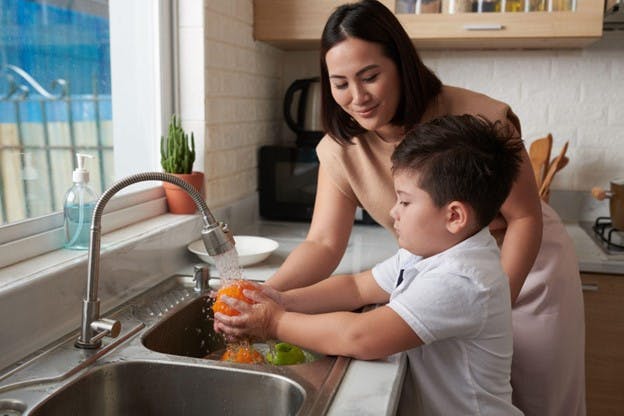 Whole Home Water Filter Mother and Child Wash Fruit