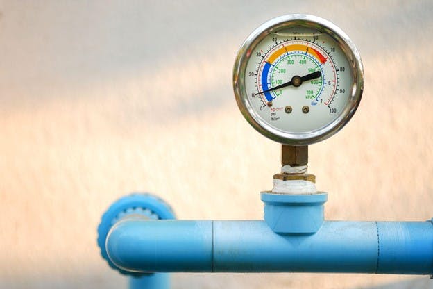 Đồng hồ nước có áp suất trên đường ống nước