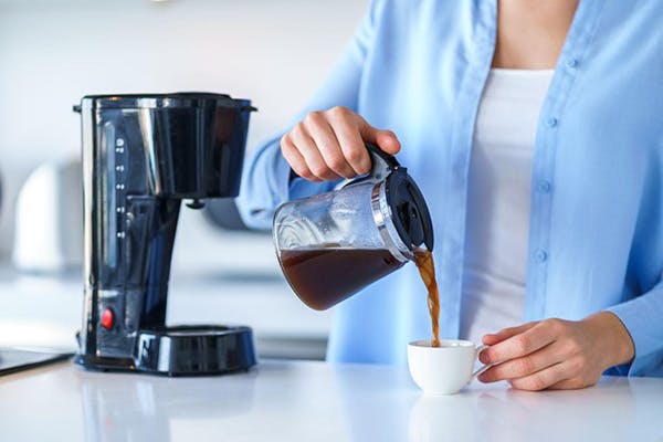 Cà phê mới pha trên mỗi máy pha cà phê nhỏ giọt
