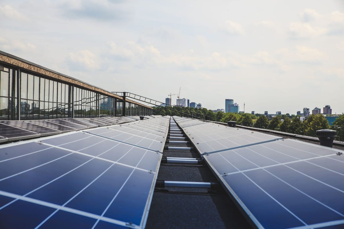 Réduire les émissions de gaz des bâtiments grâce aux panneaux solaires