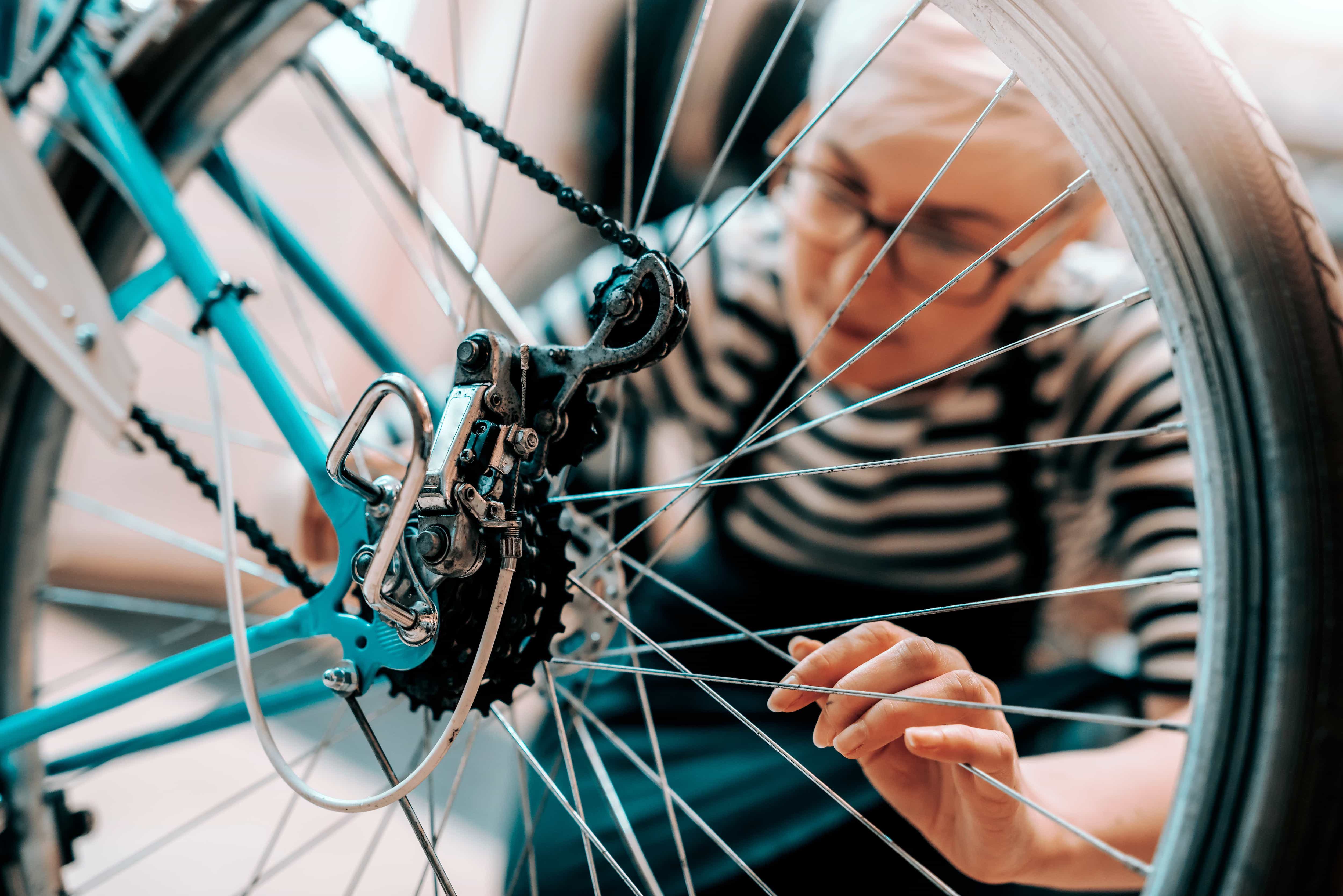 Femme réparant son vélo