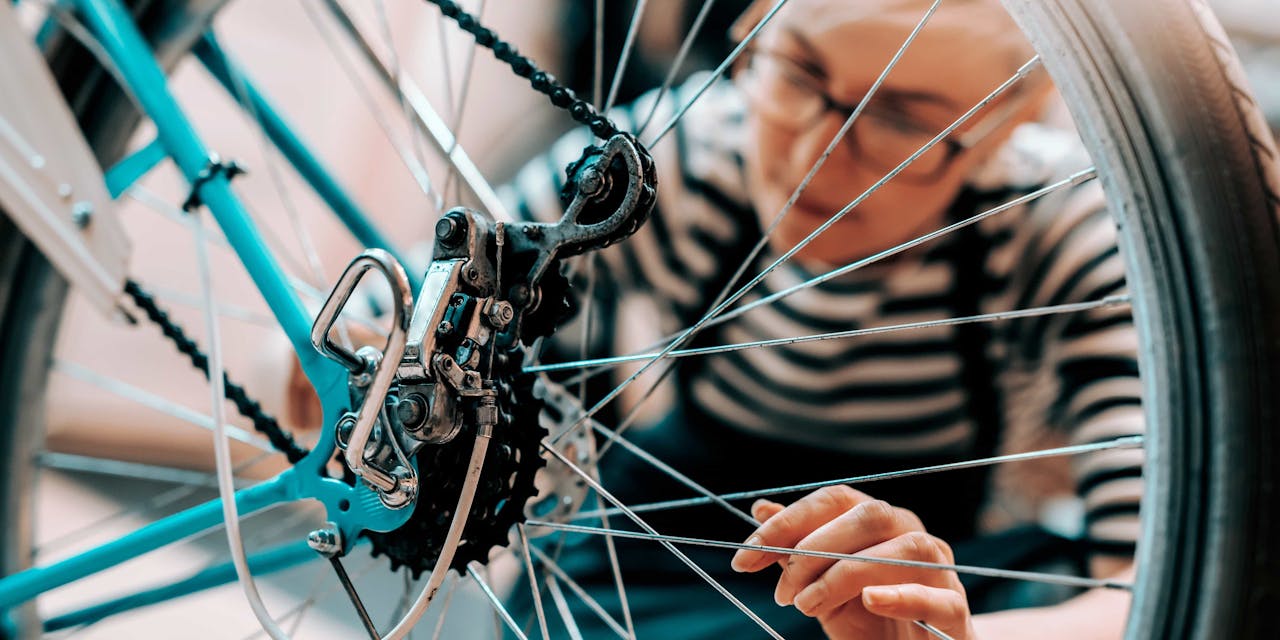 Femme réparant son vélo