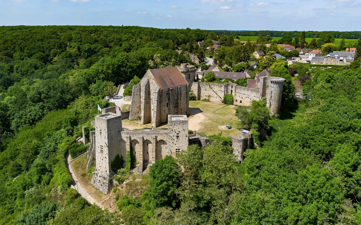 Château de la Madeleine over the Chevreuse