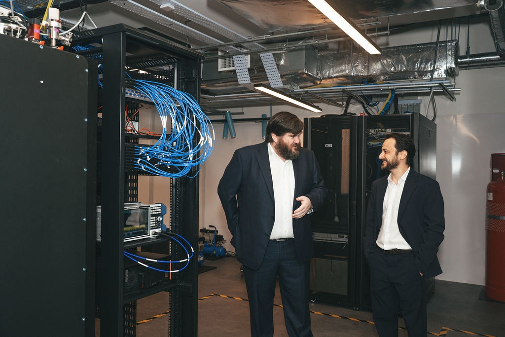 Horizon Quantum's CEO Dr. Joe Fitzsimons and Quantum Machines' CEO Dr. Itamar Sivan at Horizon Quantum's quantum hardware testbed