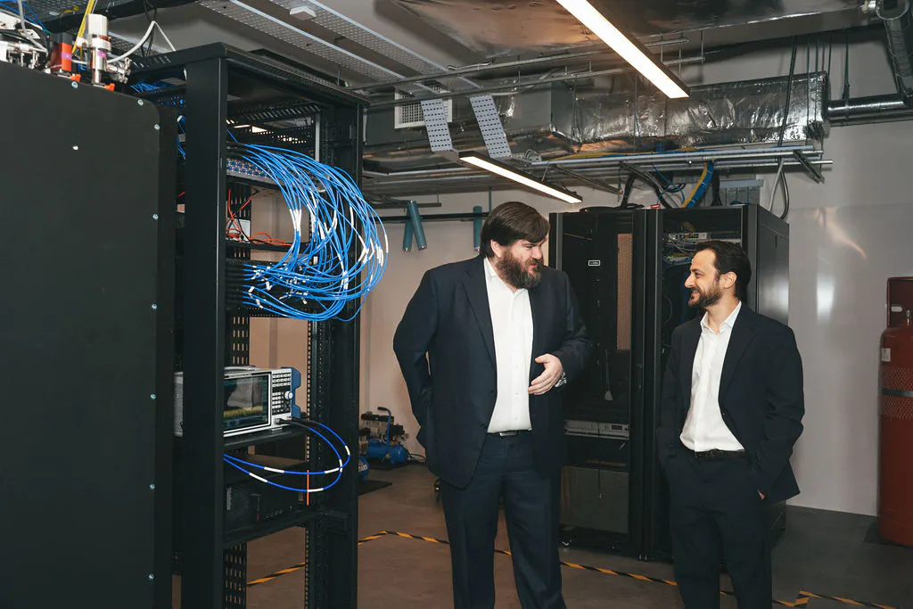 Horizon Quantum's CEO Dr. Joe Fitzsimons and Quantum Machines' CEO Dr. Itamar Sivan at Horizon Quantum's quantum hardware testbed