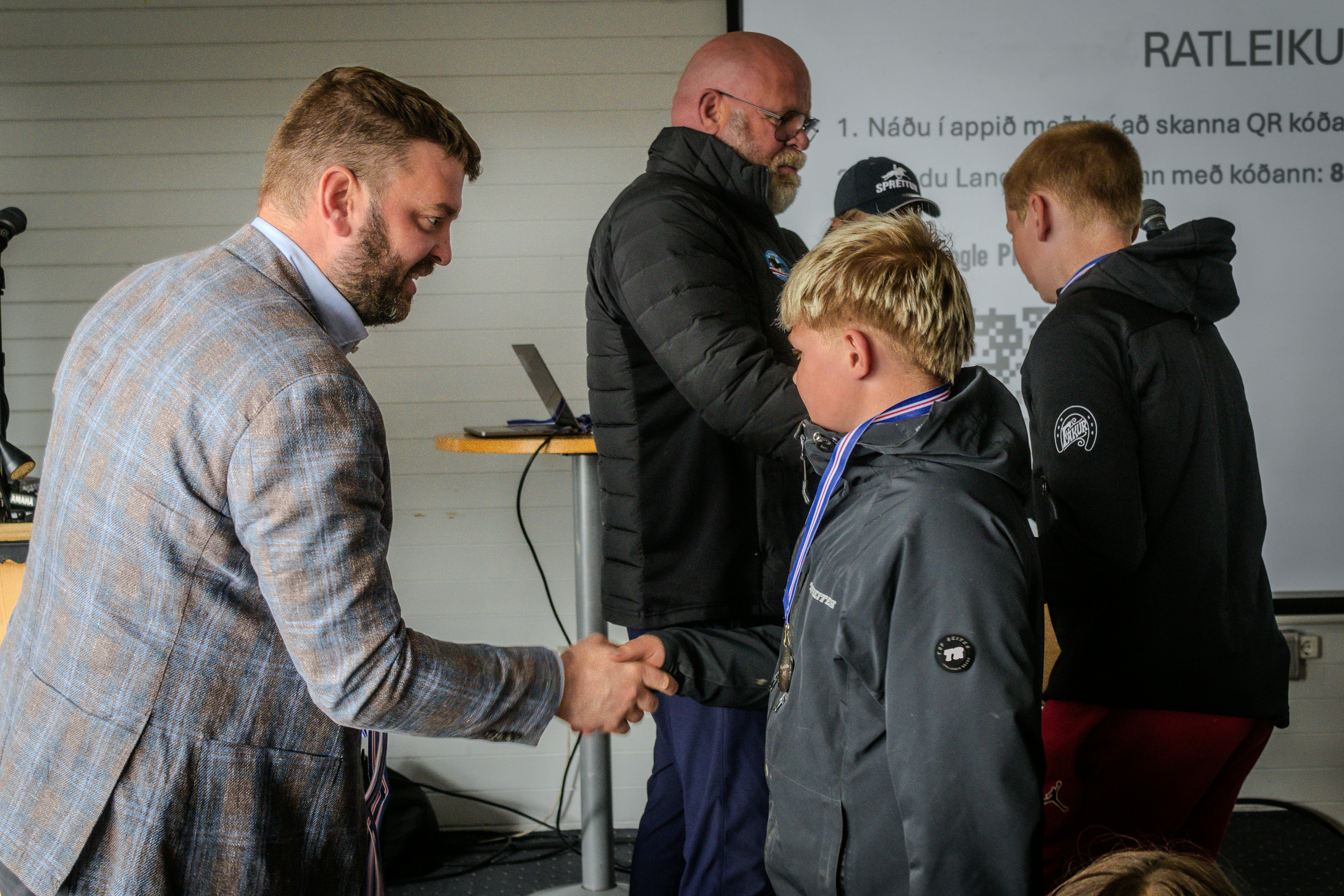 Ásmundur Einar Daðason, Minister of Education and Children, shaking a boy's hand at Landsmót 2024