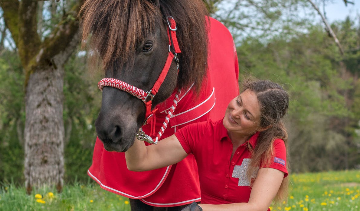 Heljar frá Stóra-Hofi and Silvia Ochsenreiter-Egli wearing the Swiss colors together