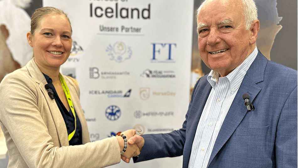 Berglind Margo Þorvaldsdóttir and Peter Nagel shake hands over the partnership between Horses of Iceland and IPZV.
