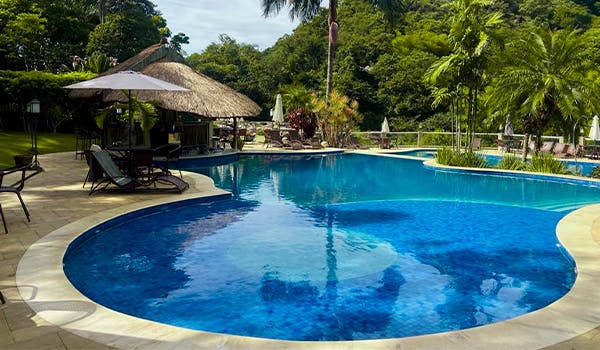 Vista panorâmica de piscina do Hotel Recanto da Cachoeira