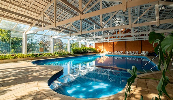 Vista panorâmica de piscina do Grínbergs Village Hotel