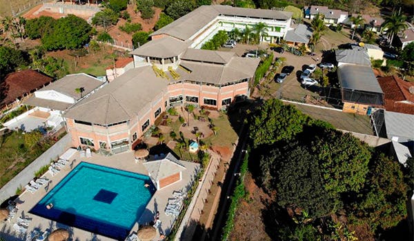 Vista panorâmica de piscina do Hotel Recanto Maria Bonita