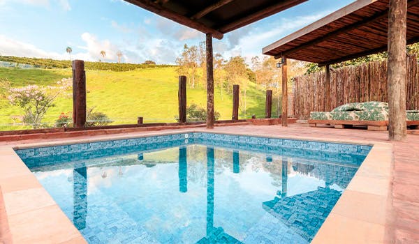 Vista panorâmica de piscina da Villa Ayê Pousada Boutique