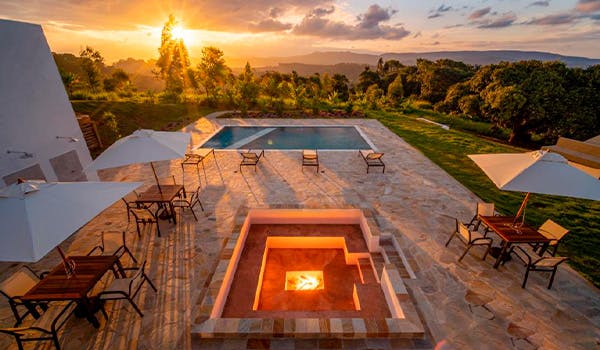 Vista panorâmica de piscina da pousada mirante dos adelphos