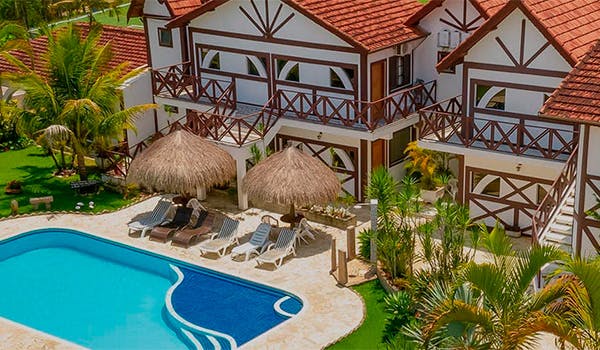 Vista panorâmica de piscina da pousada igarape