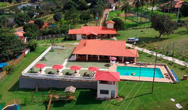 Vista panorâmica de piscina da pousada sons do silencio