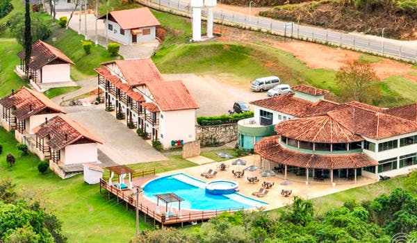 Vista panorâmica de piscina da pousada recanto do amanhecer