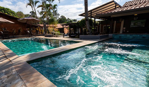 Vista panorâmica de piscina da pousada vale das orquideas