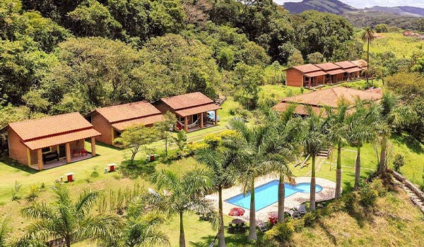 Vista panorâmica de piscina da pousada caruaru