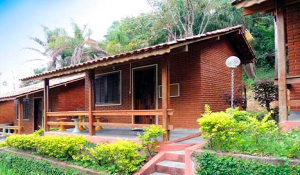 Vista panorâmica dos chalés da pousada gruta do anjo