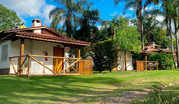 Vista panorâmica dos chalés da pousada acalanto inn