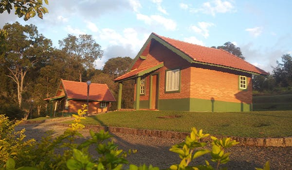 Vista panorâmica dos chalés da pousada ecologica rio do peixe
