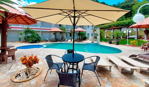 Vista panorâmica de piscina da pousada pompeia