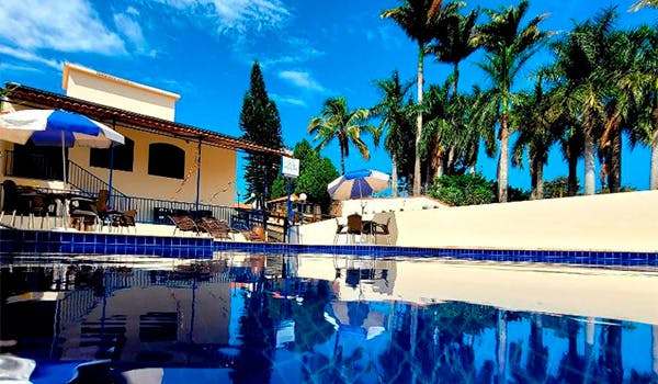 Vista panorâmica de piscina da pousada encantos de socorro