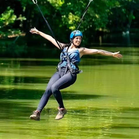 pessoa descendo da tirolesa