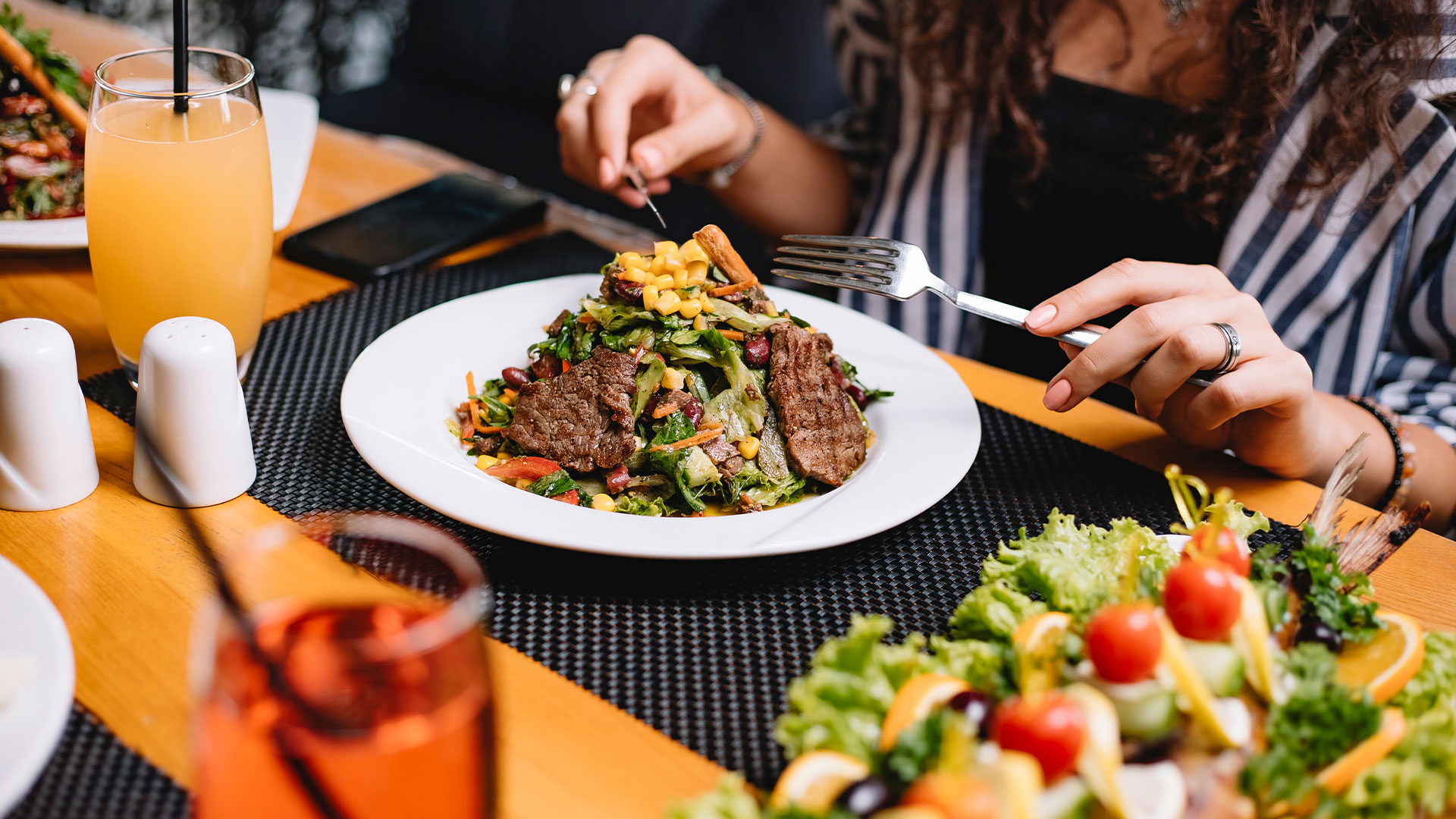 mesa de restaurante com comidas deliciosas