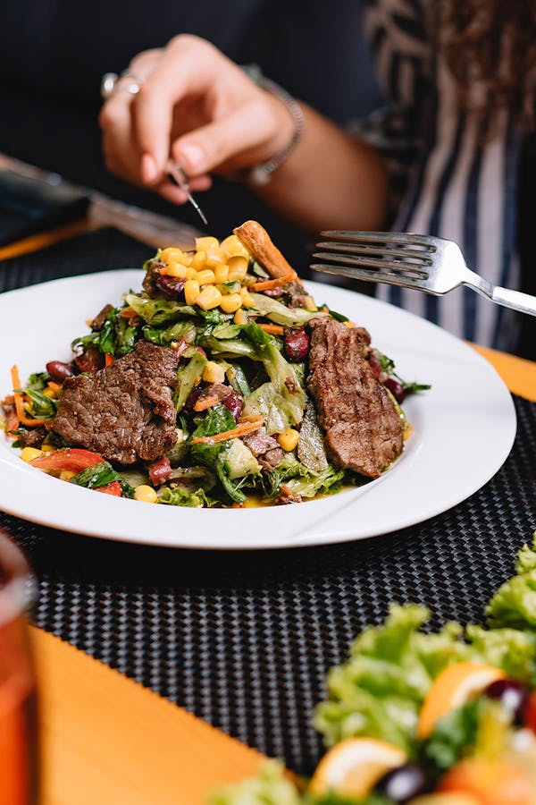 mesa de restaurante com comidas deliciosas