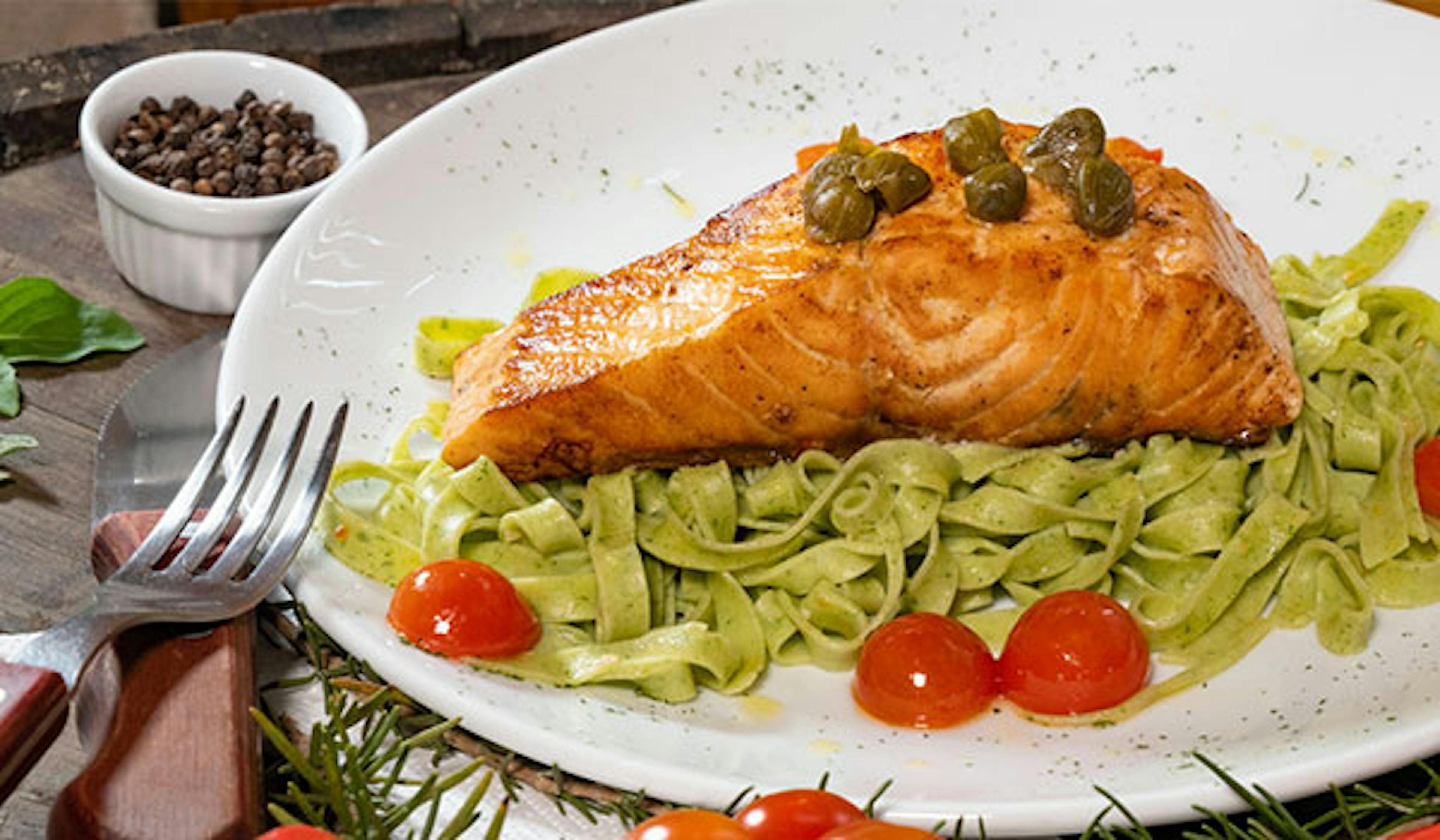 Talharim com salmão