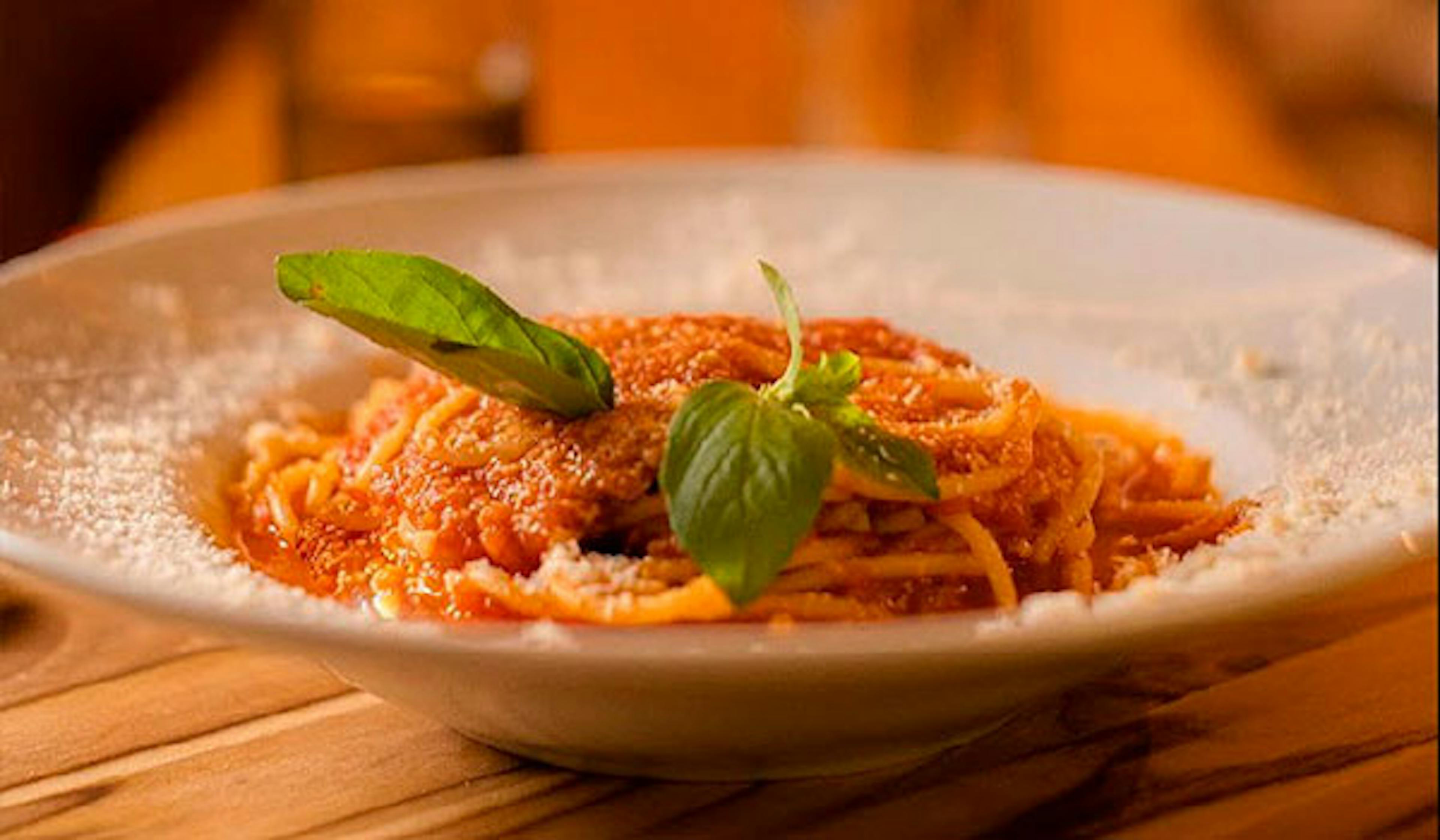 Espagheti ao molho sugo