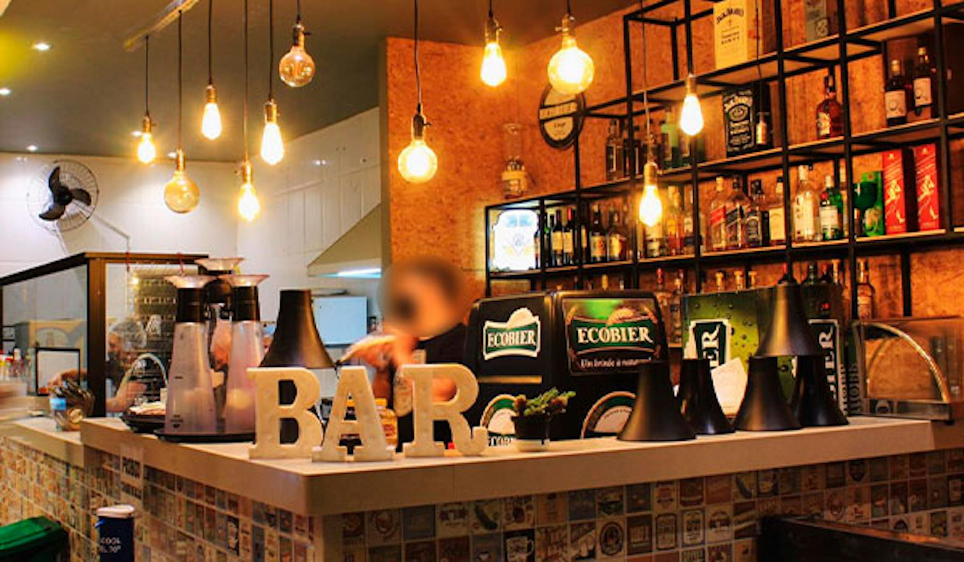 área do bar de um pub