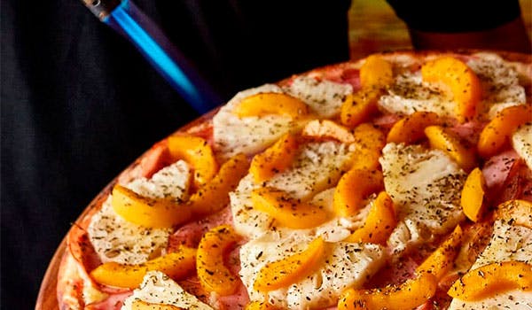 Pizza de abacaxi com pêssego