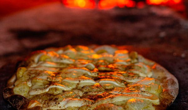 Pizza em forno a lenha