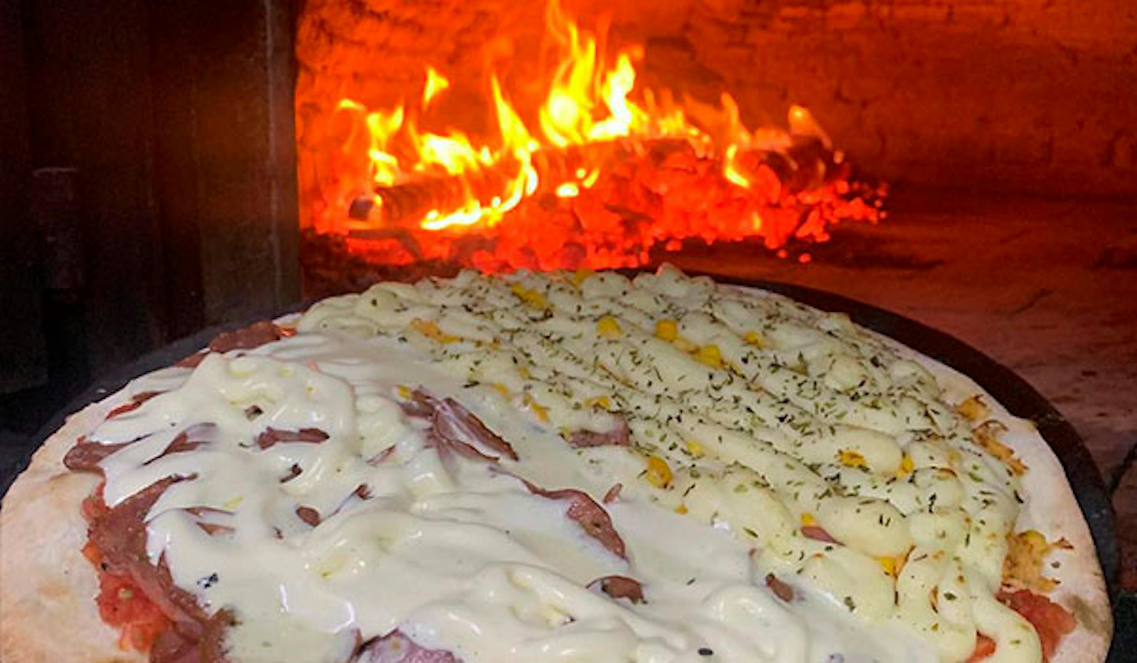Pizza em forno a lenha