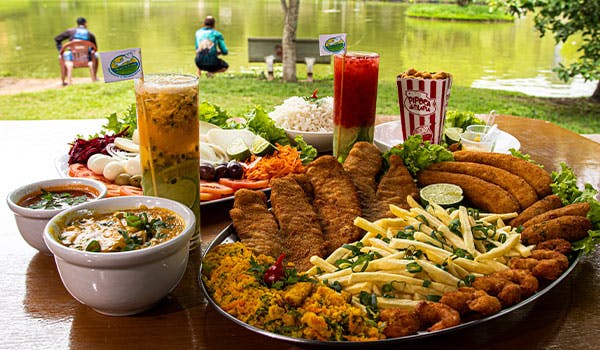 Porção de iscas e batatas em pesqueiro