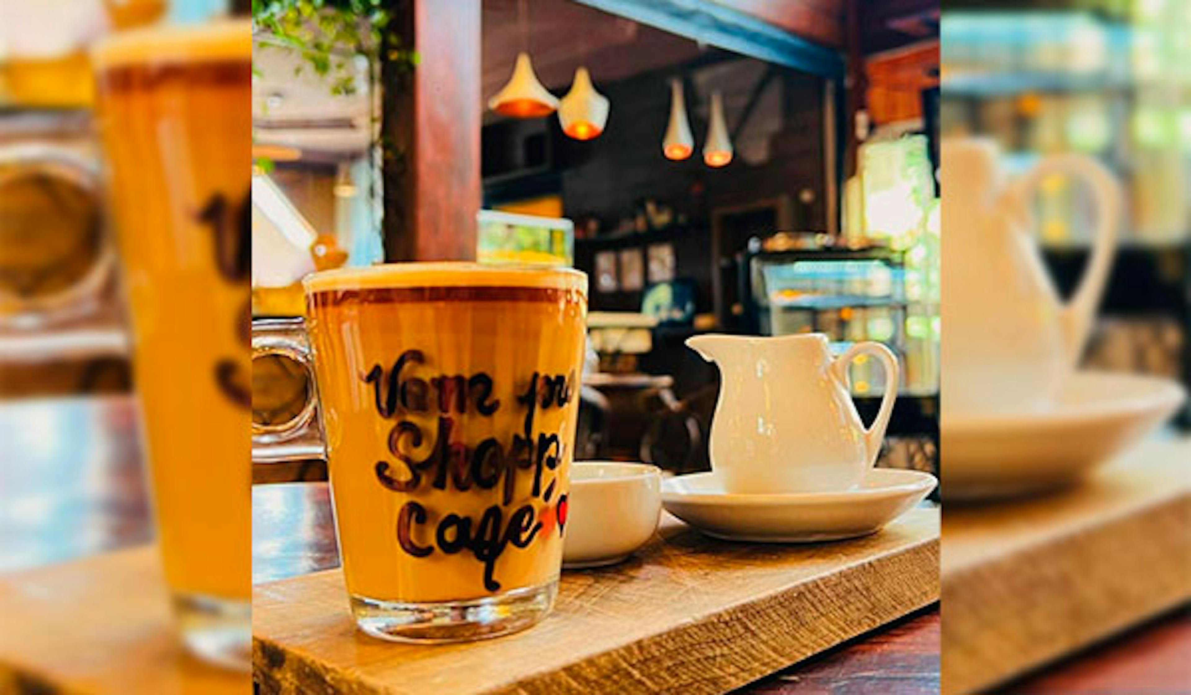 Café com xícara escrita vem pro shopp café
