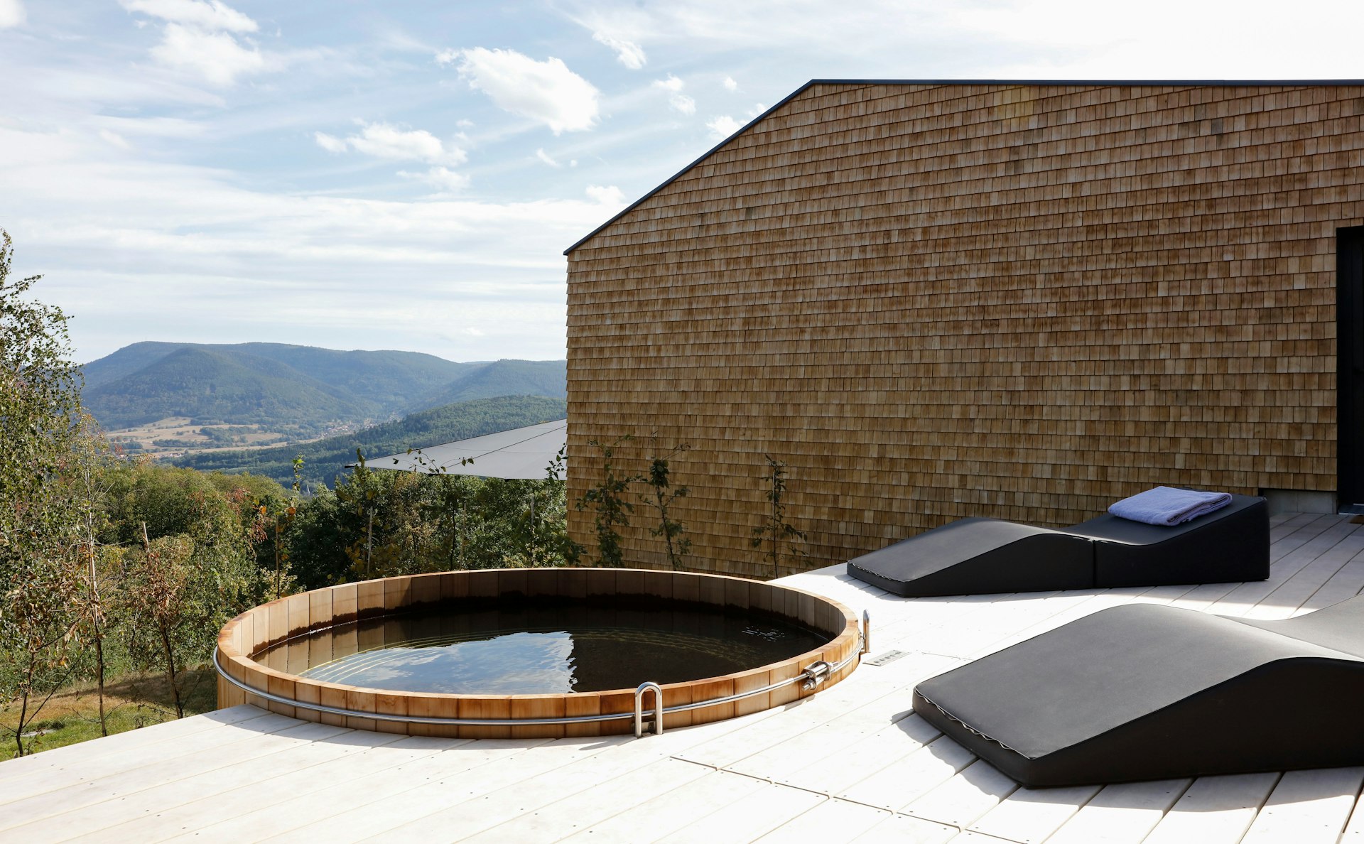 Le bain nordique panoramique de l'espace bien-être à l'hôtel 48° Nord à Breitenbach, en Alsace