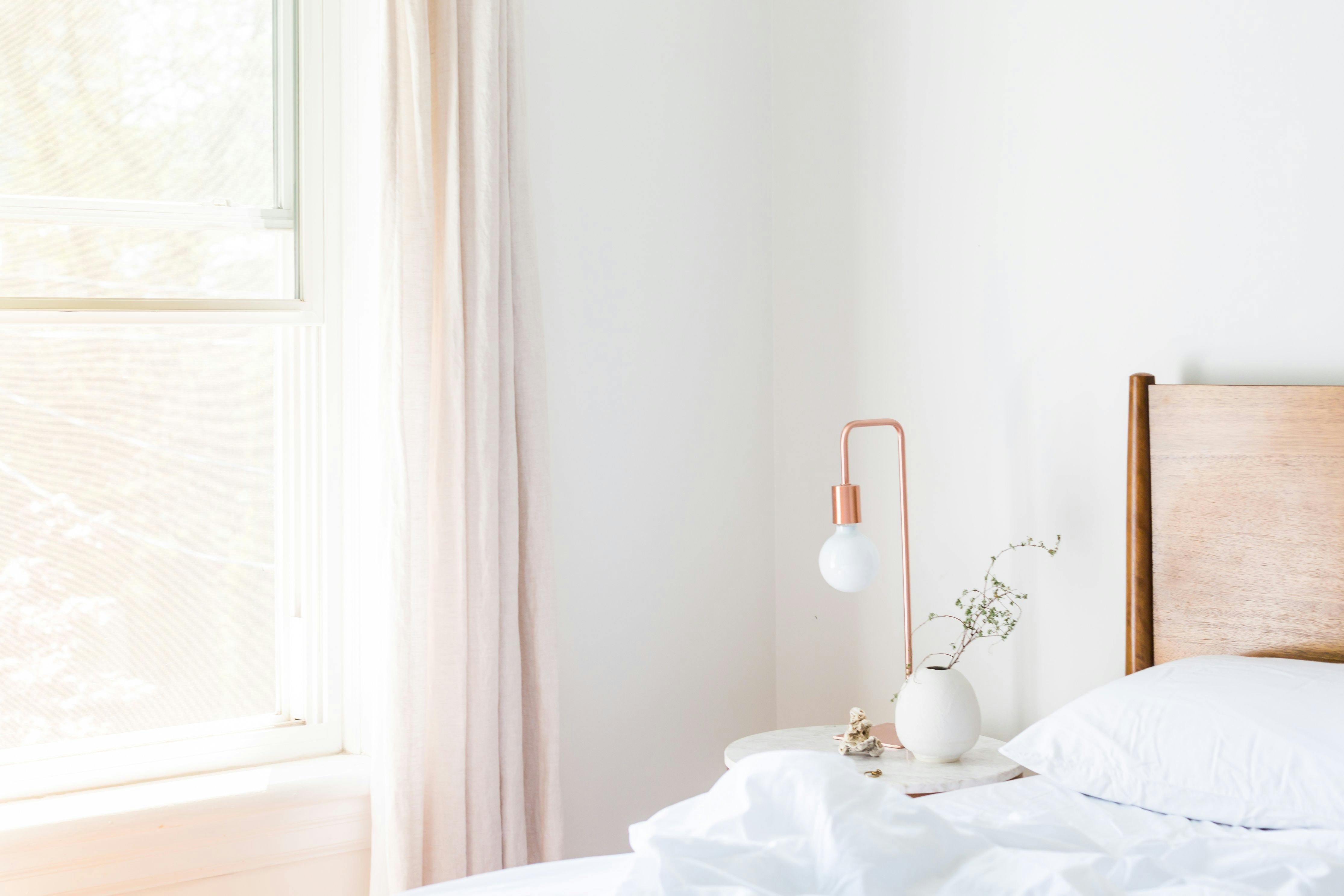 Hotelkamer met lamp