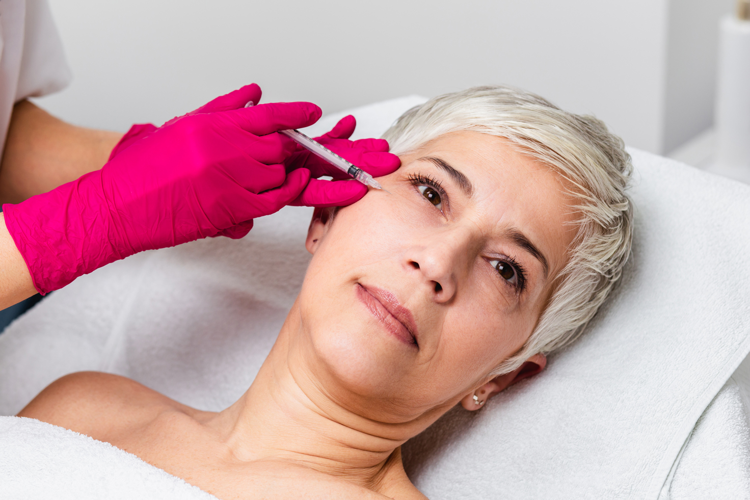 A female patient receiving Profhilo® Structura treatment