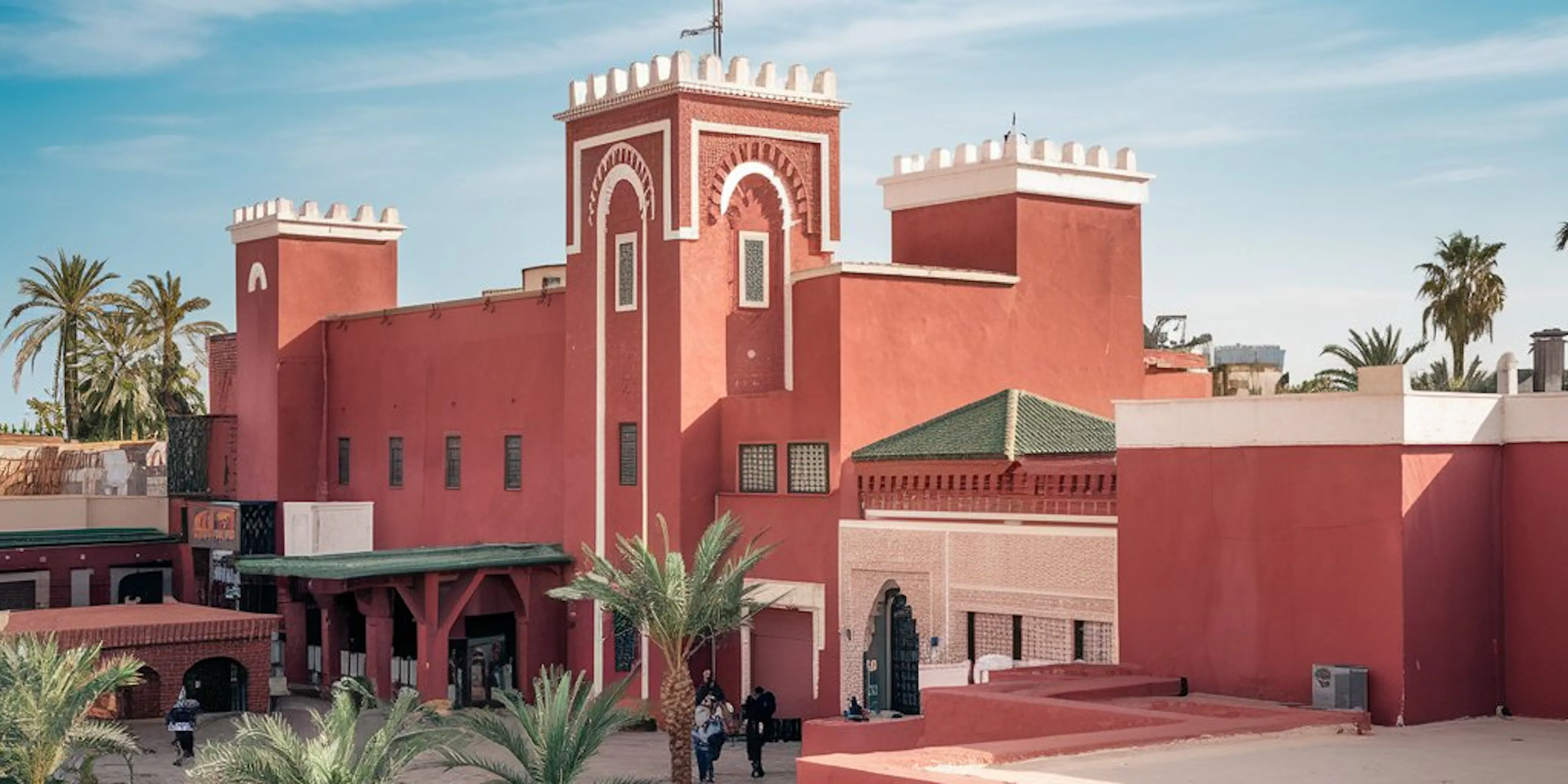 Un tres grand immeuble avec une architecture unique