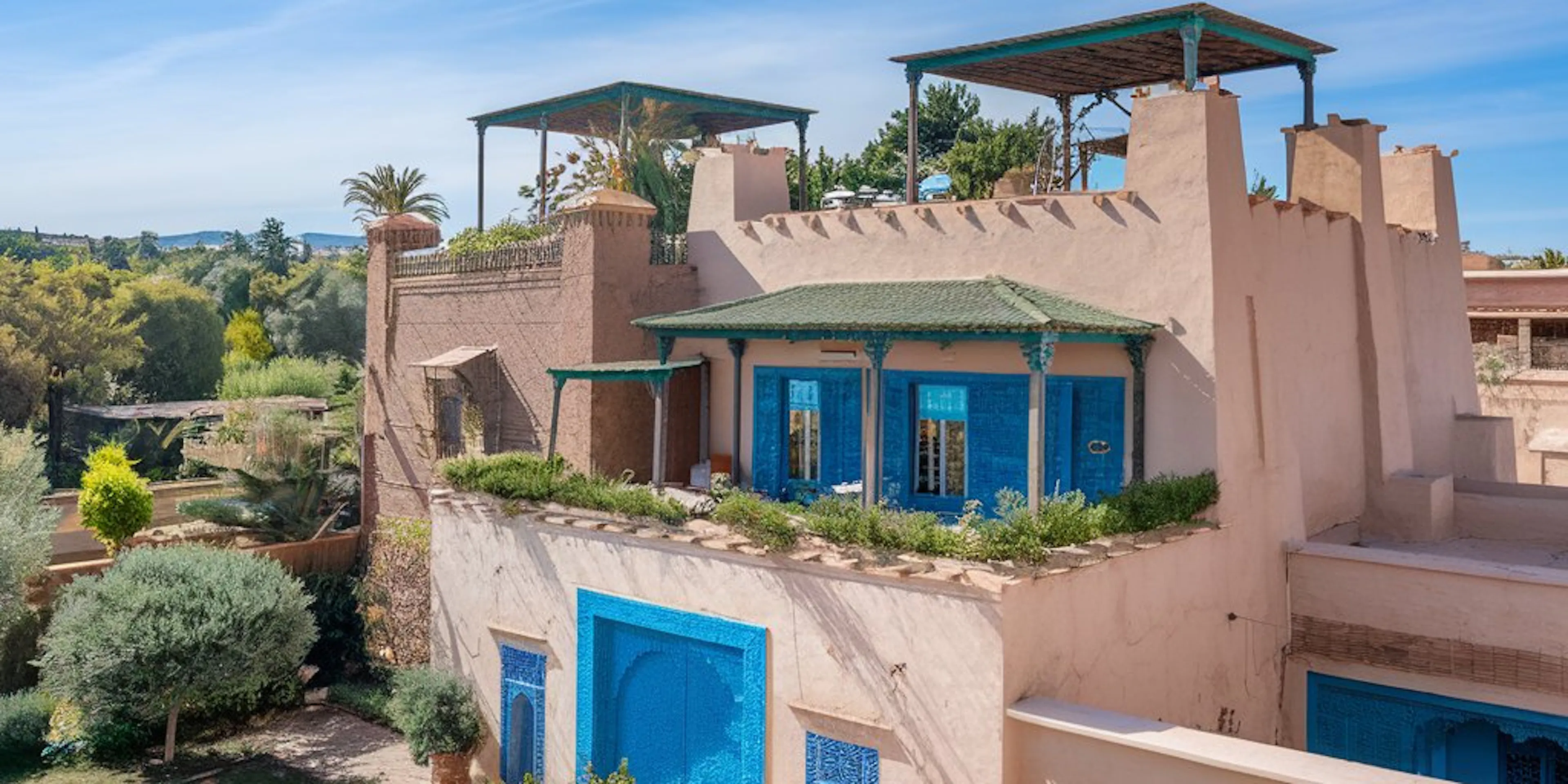 Une jolie maison avec une terrasse sur le toit