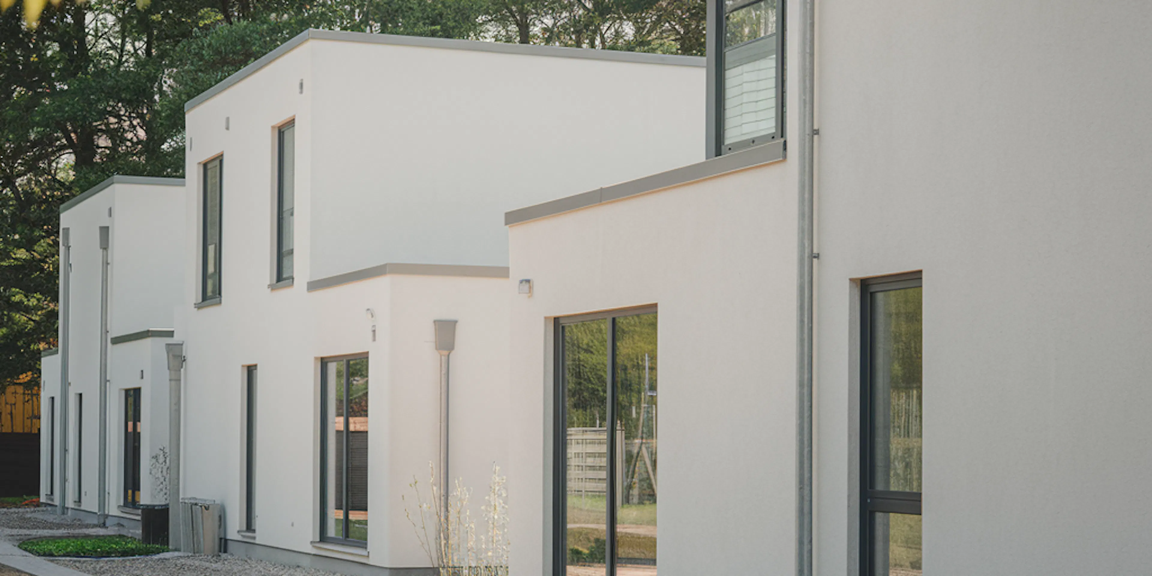 Des rangés d'appartements identiques