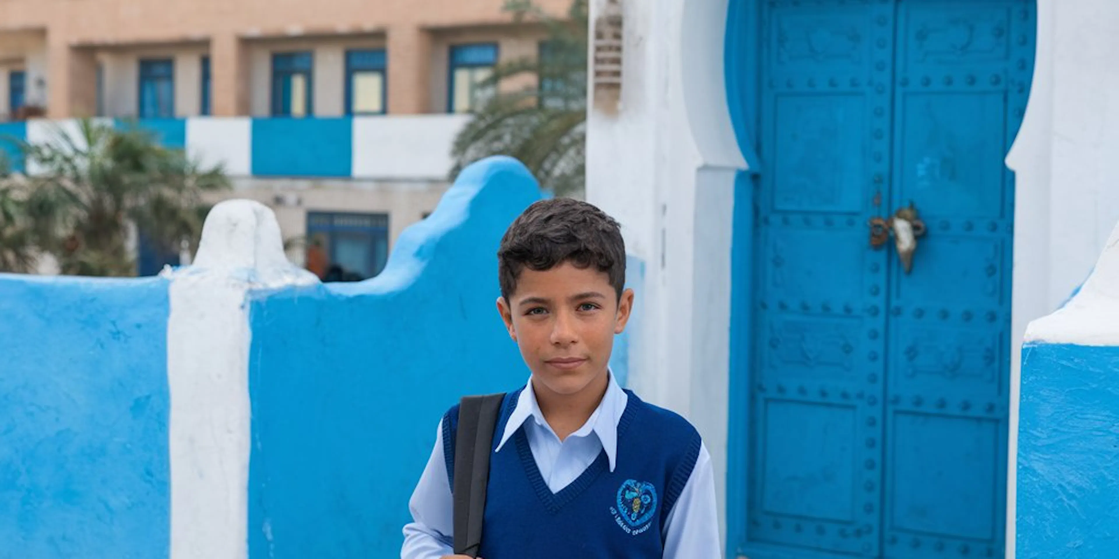 Un enfant devant une école