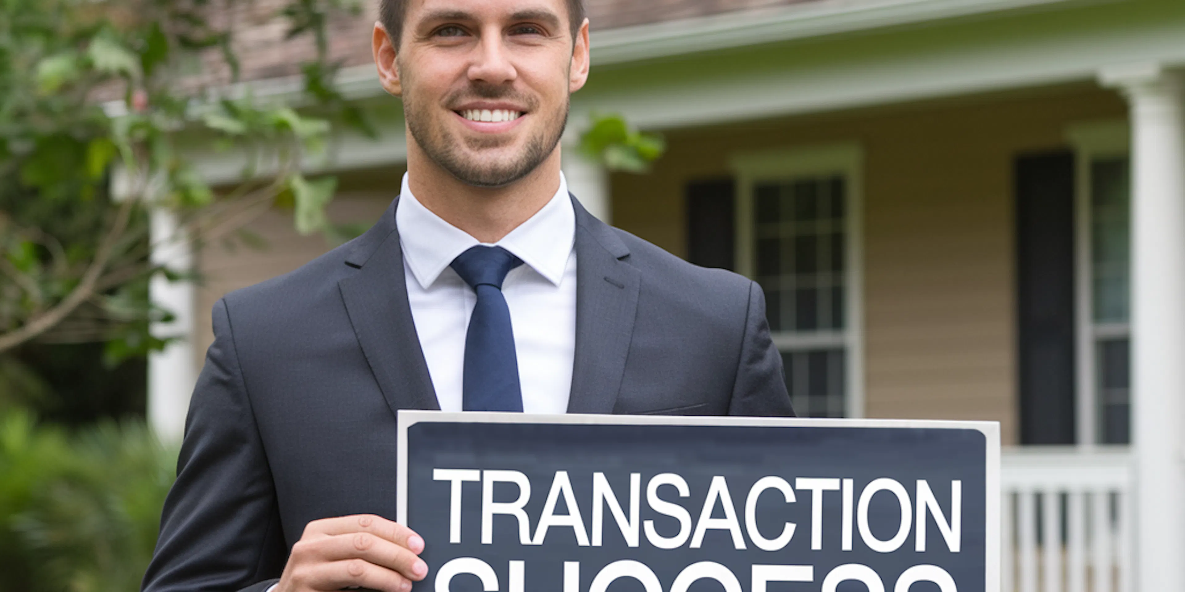 Un homme avec un panneau