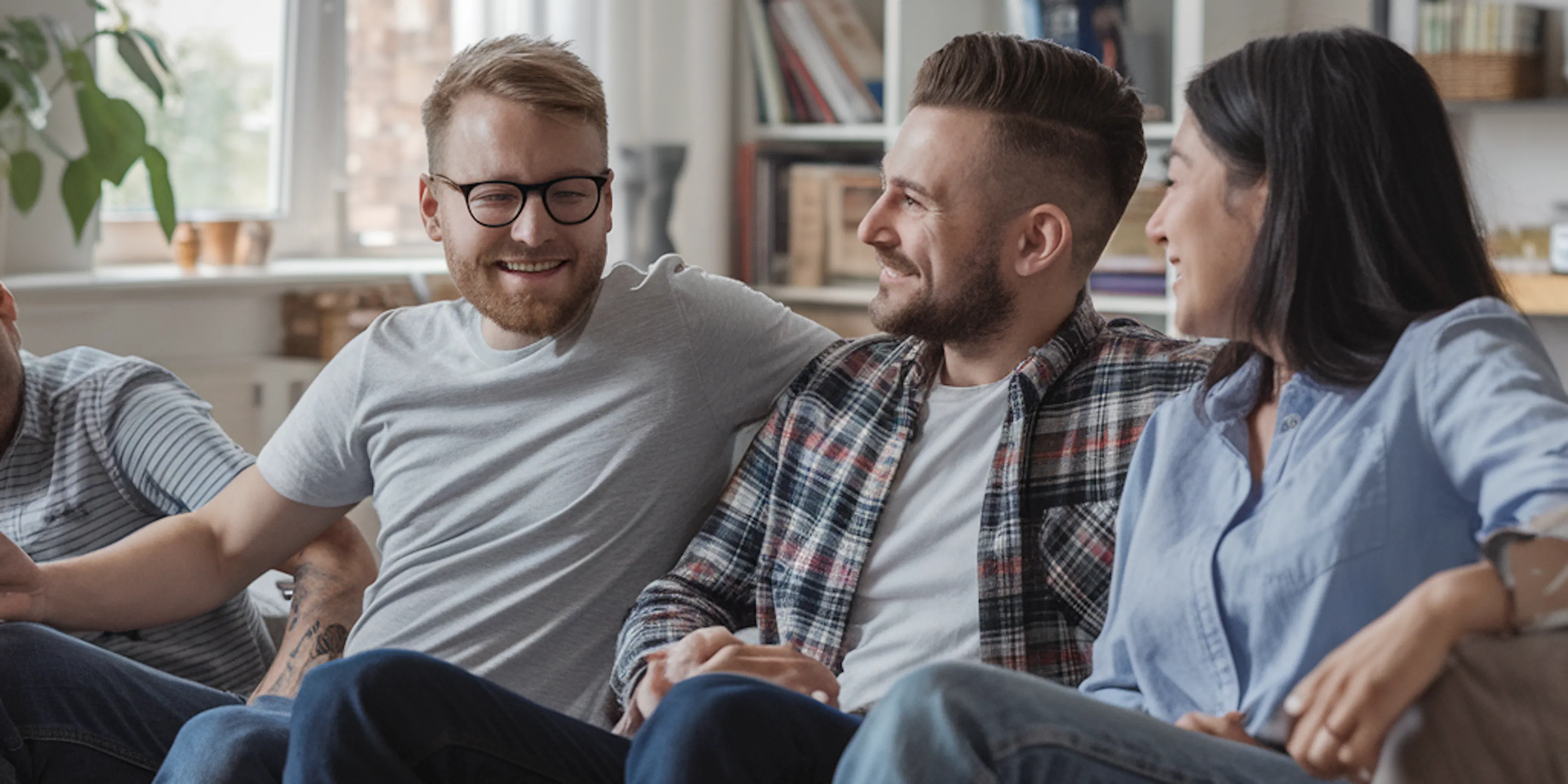 Trois personnes qui discutent