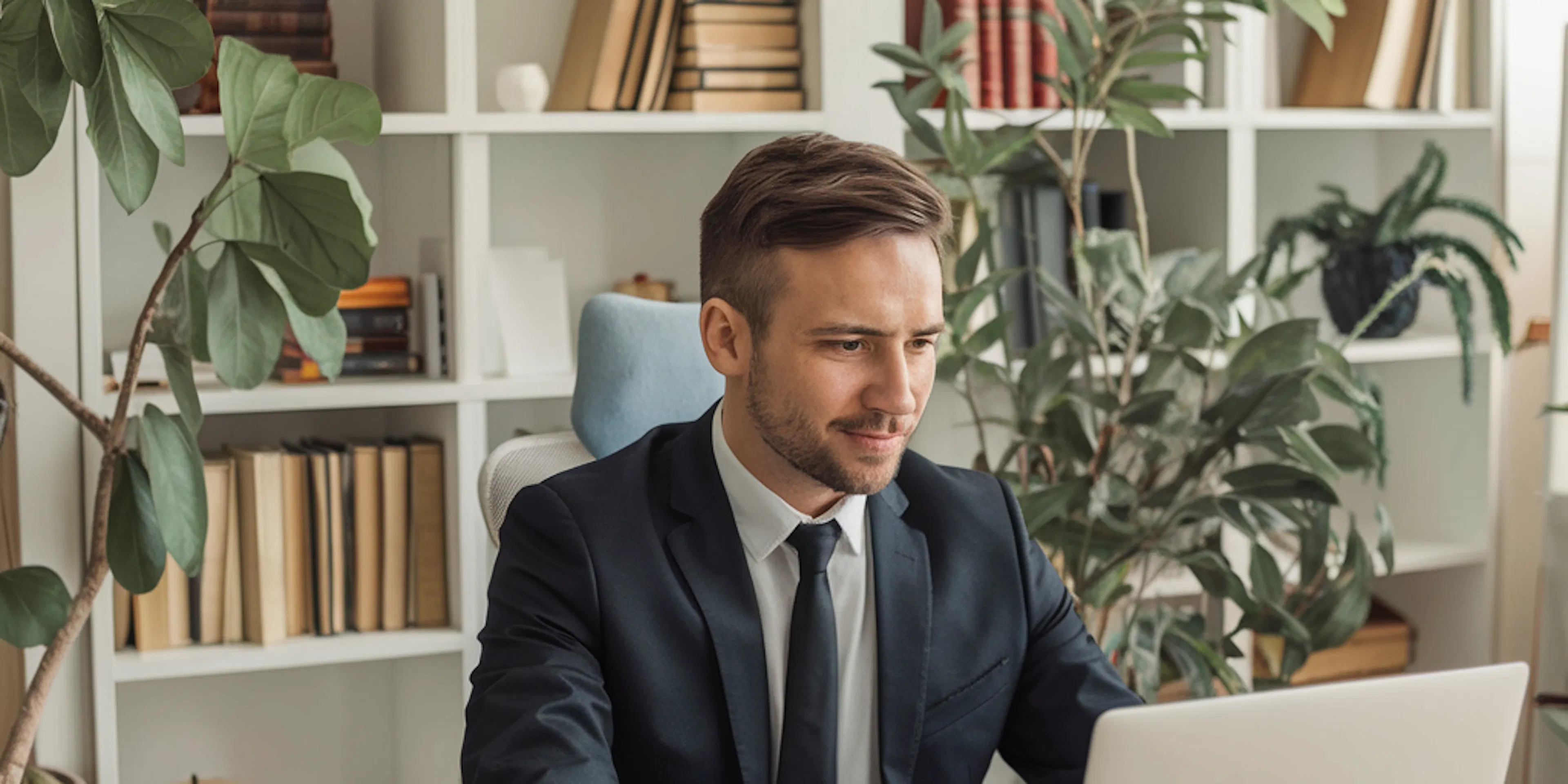 Un homme sur son bureau